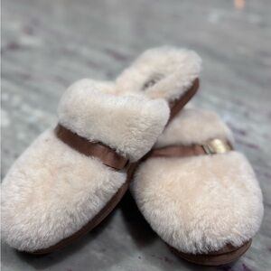 Size 5 women UGG slippers.